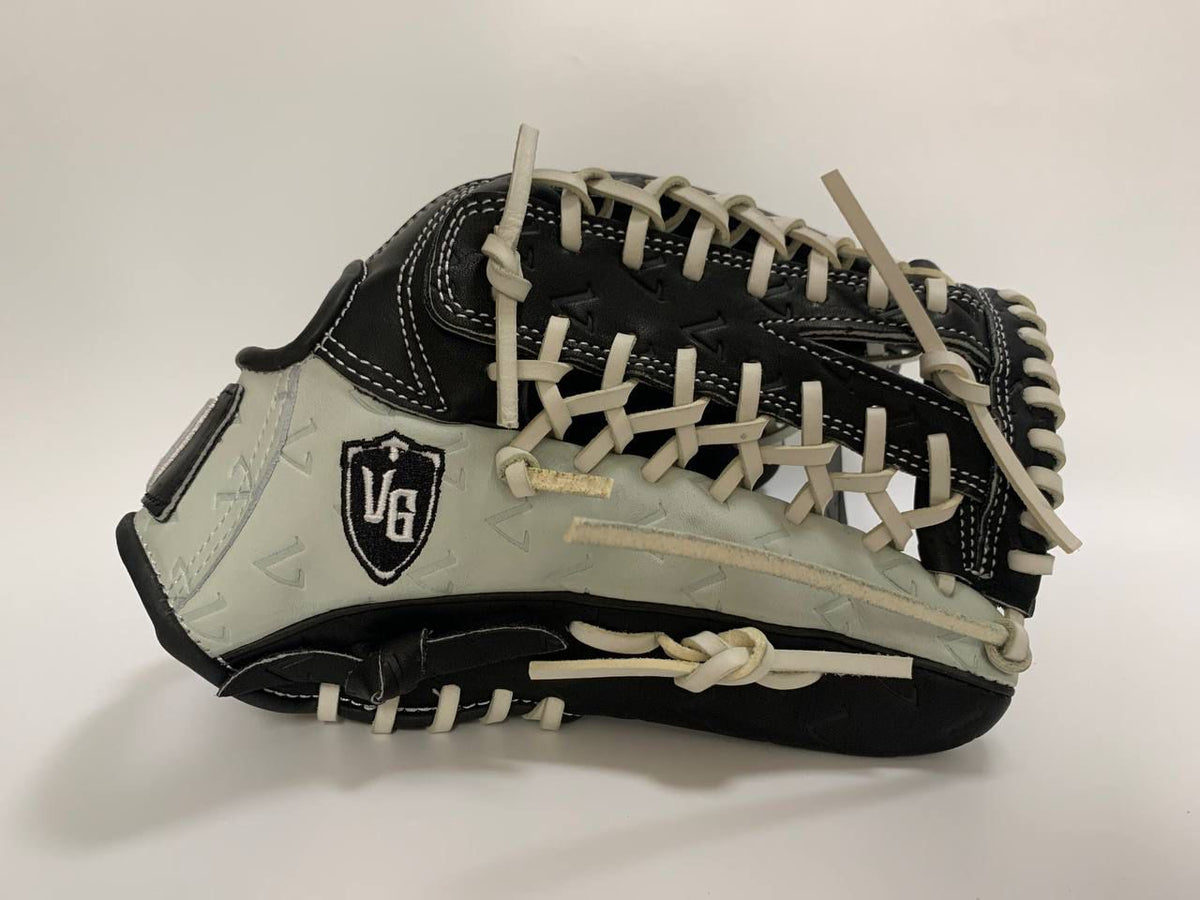 Vanquish White/Black fielding glove